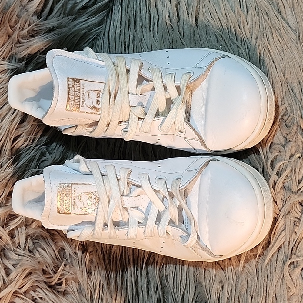 Adidas: Low cut white & gold shoes